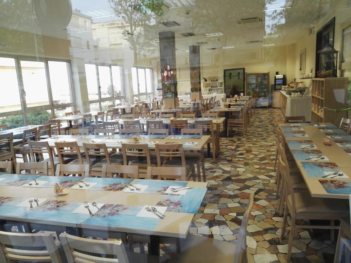 Hotel Sombrero Римини Екстериор снимка