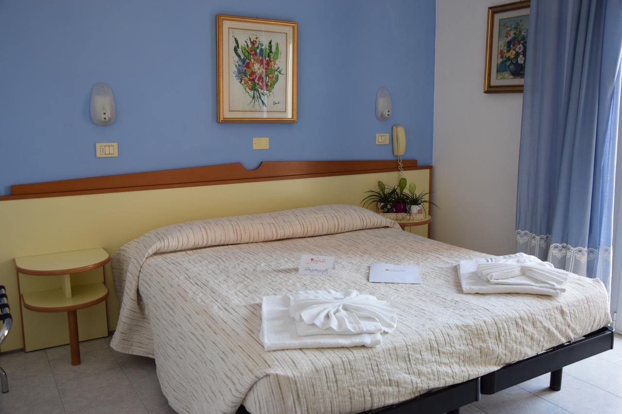 Hotel Sombrero Римини Екстериор снимка