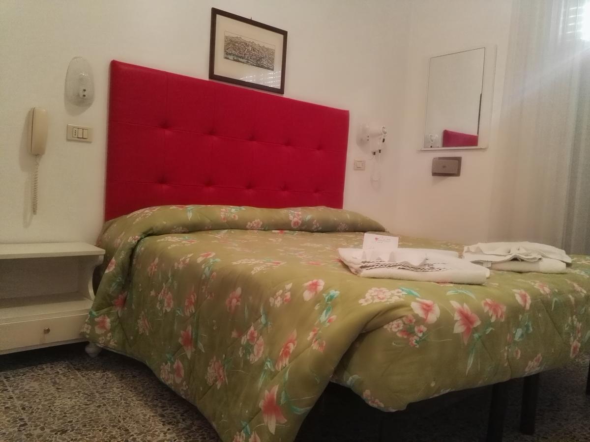 Hotel Sombrero Римини Екстериор снимка